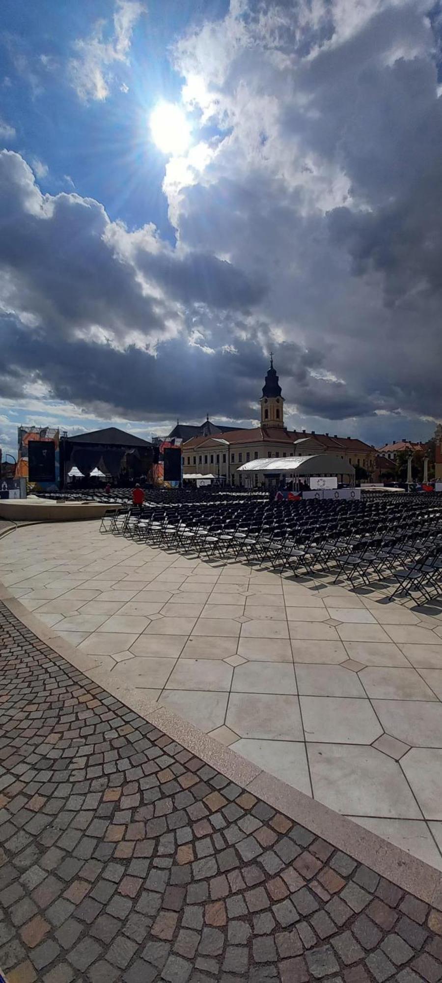 Luna Oradea Luaran gambar